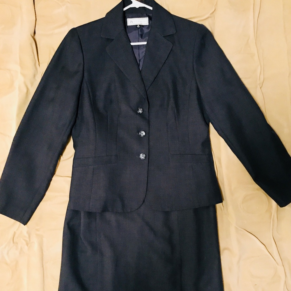 NEW navyblue Suit size 14 by “TRAVIS AYERS STUDIO”
