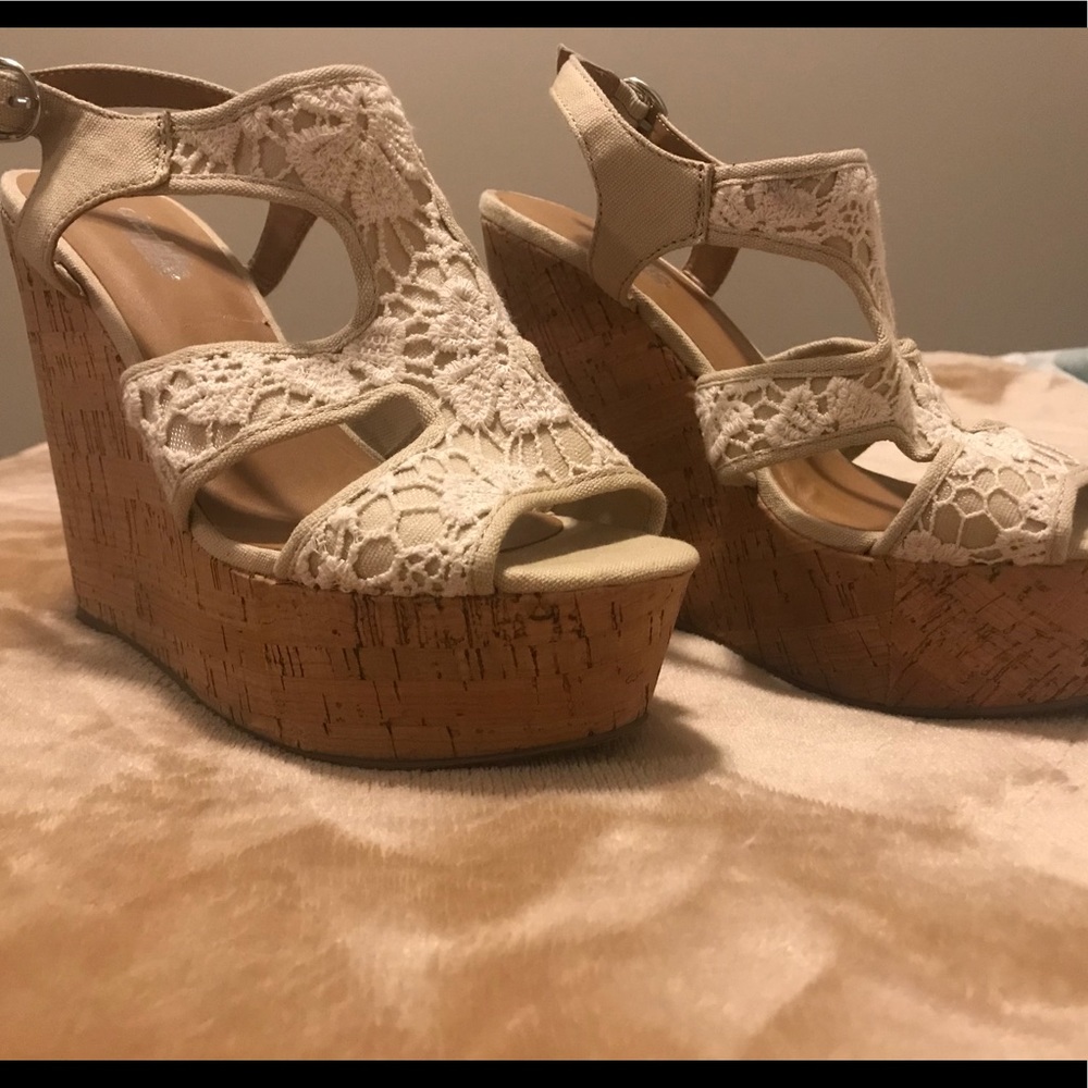 Cream/tan wedges! 🎉