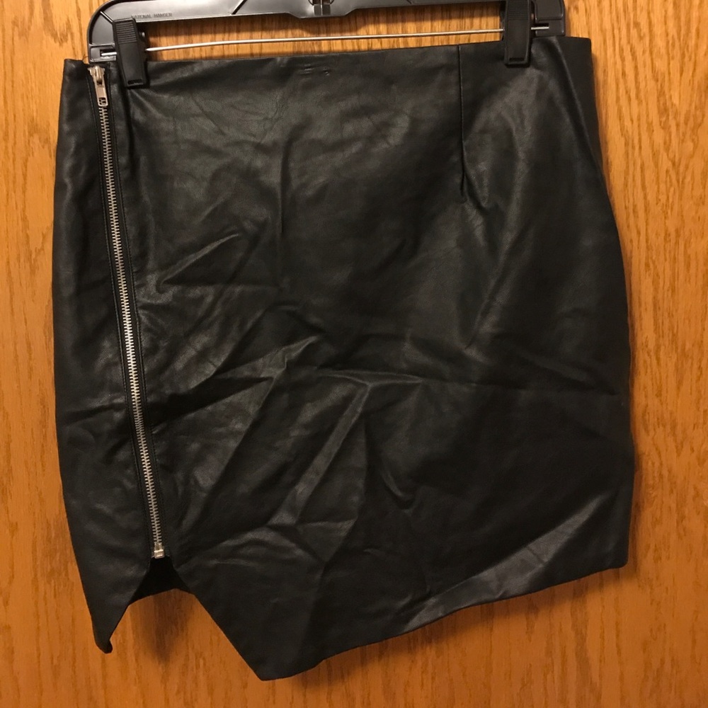 Leather skirt with zipper