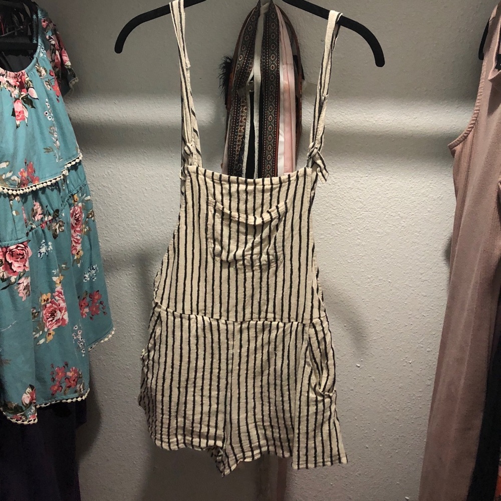 Stripped romper with crepe fabric