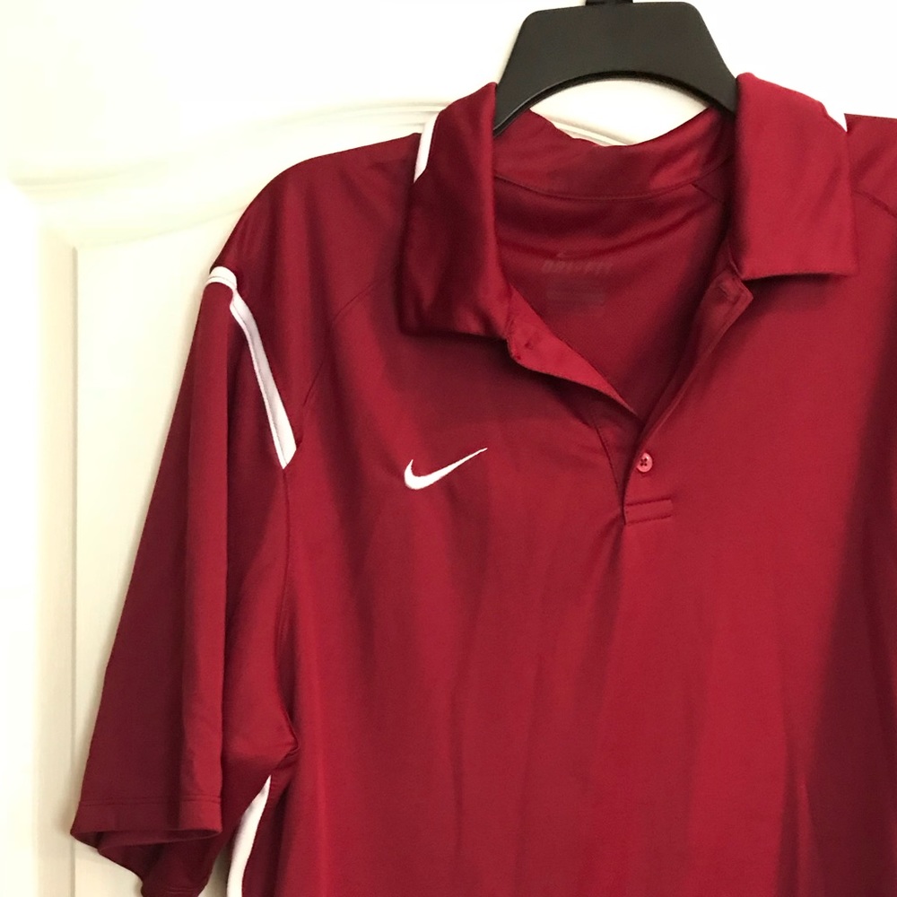 Men’s Nike collared shirt 😃
