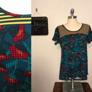 LuLaRoe Classic Tee S. Striped chest pattern