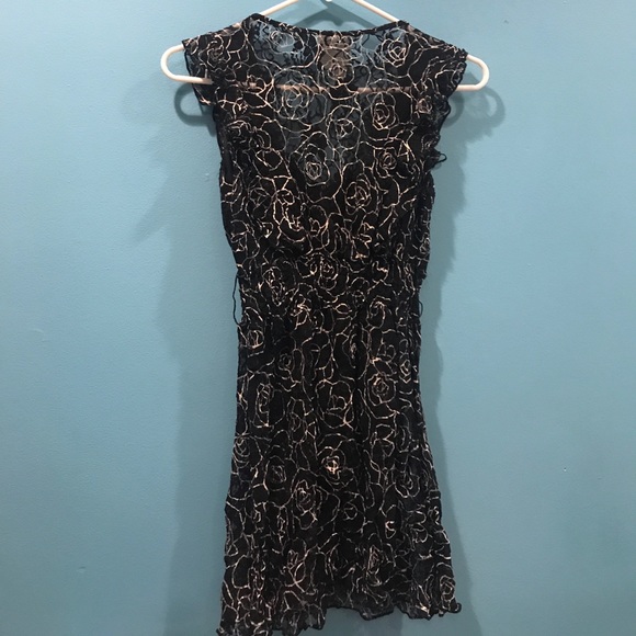 Black and Whit Lace Ruffle Top - Picture 2 of 2