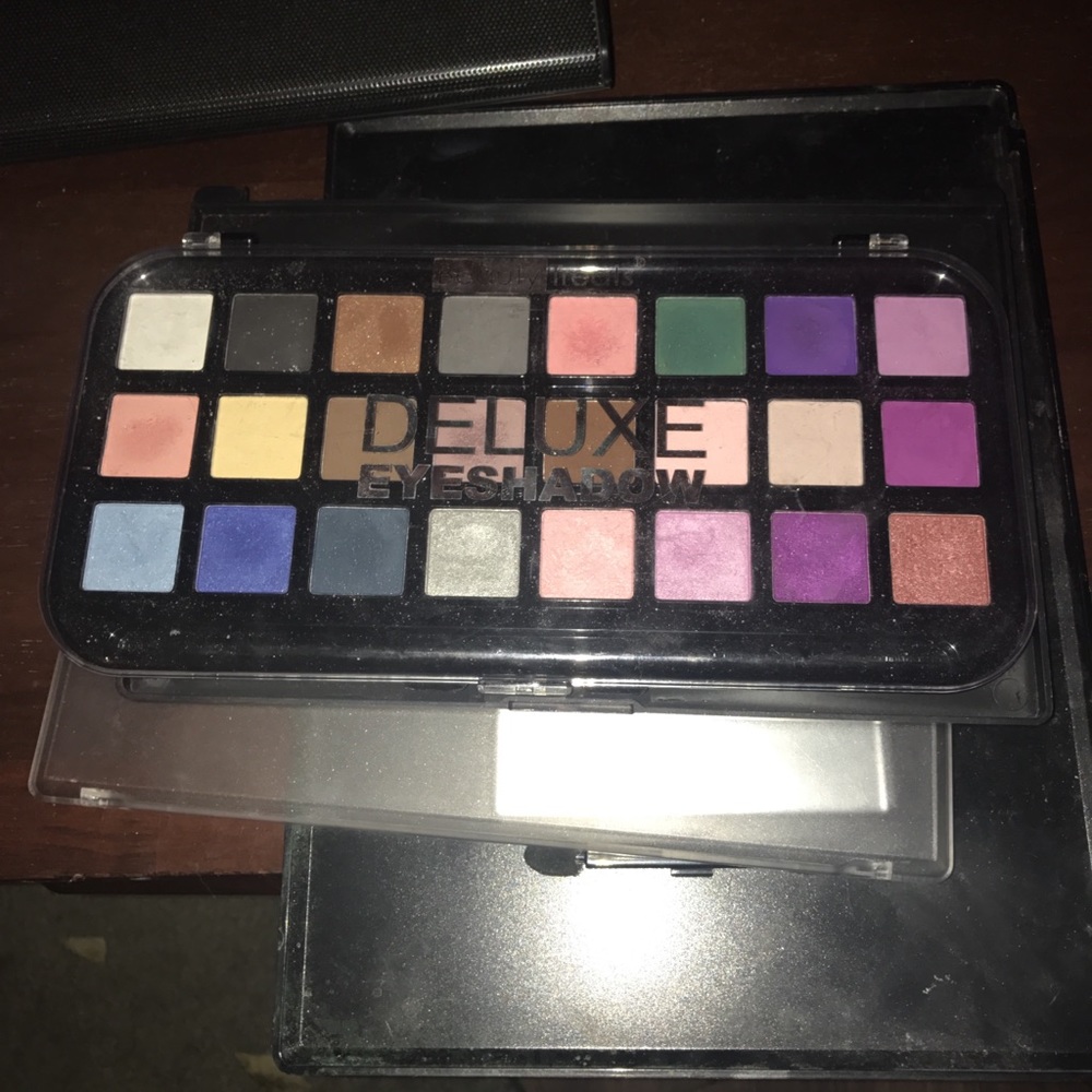 Beauty Treats the deluxe eyeshadow palette