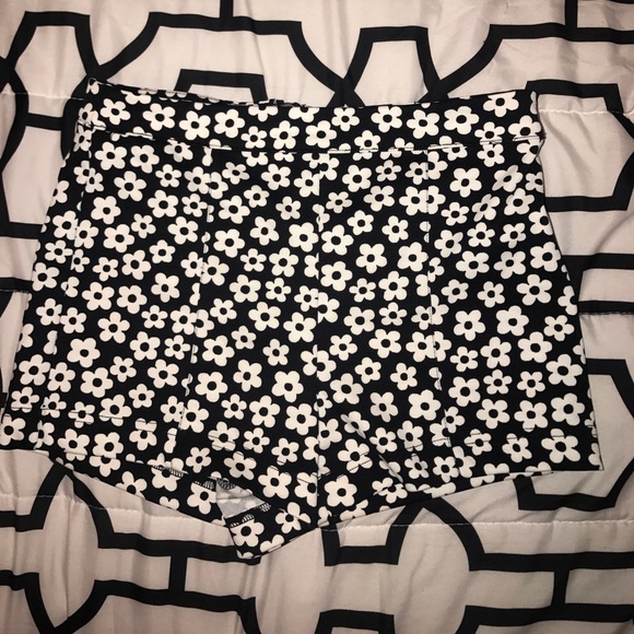 Black and white Forever 21 floral shorts - Picture 1 of 3