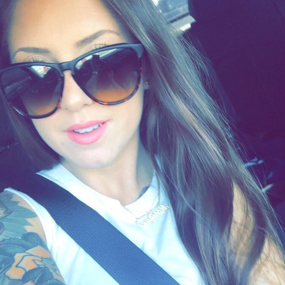 Meet Your Posher! ❤️ - Picture 2 of 4