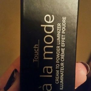 Younique cream to powder luminizer