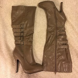Size 8 heel boots! Never worn
