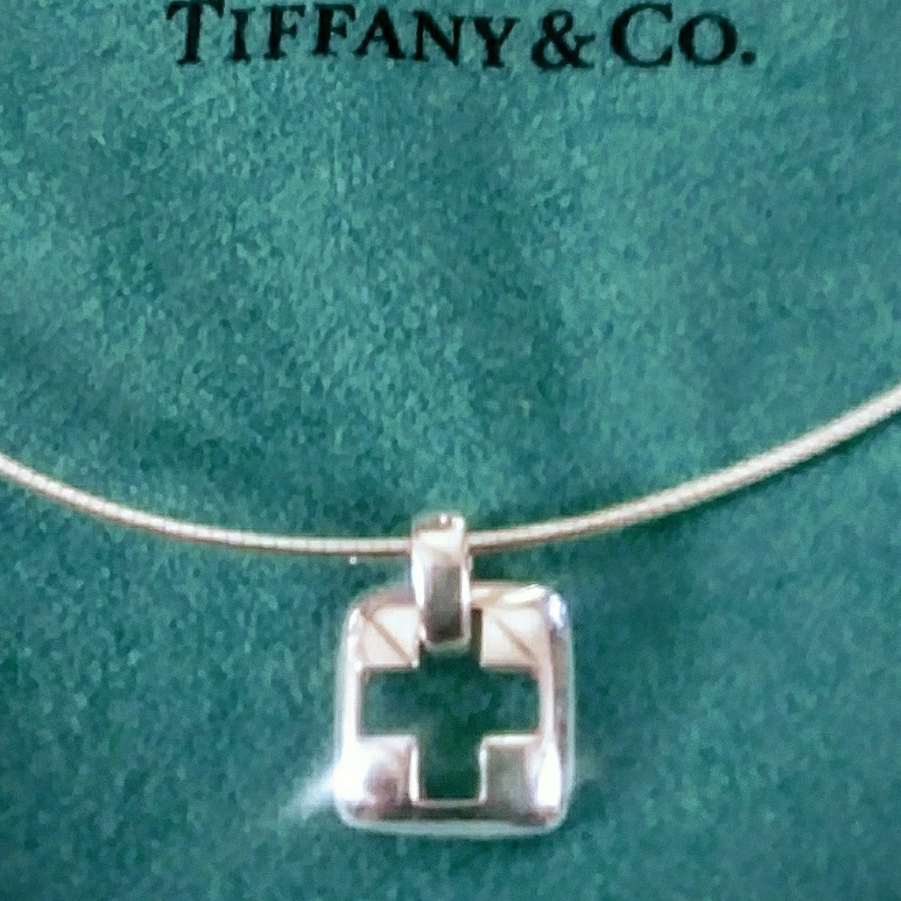 🌟TIFFANY'S - CROSS (CUT-OUT) SNAKE PENDANT CHOKER