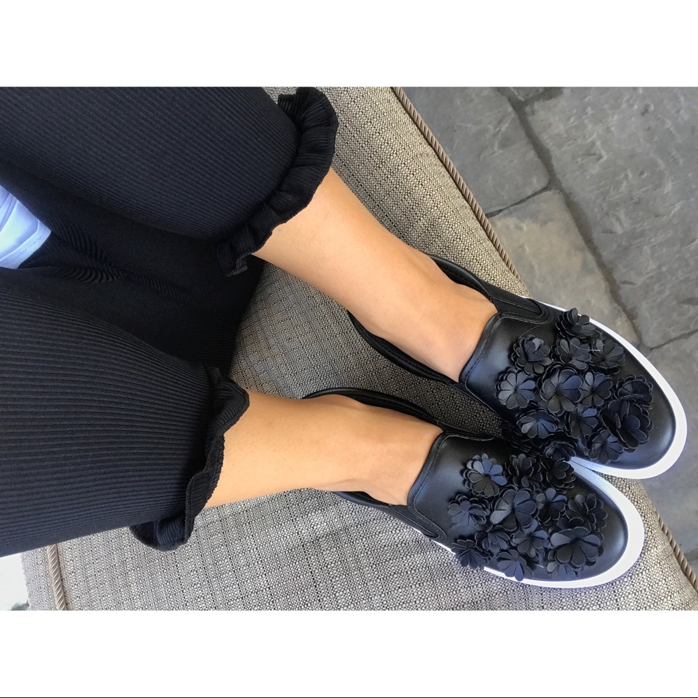 🍂NEW🍂 Flower slip on's