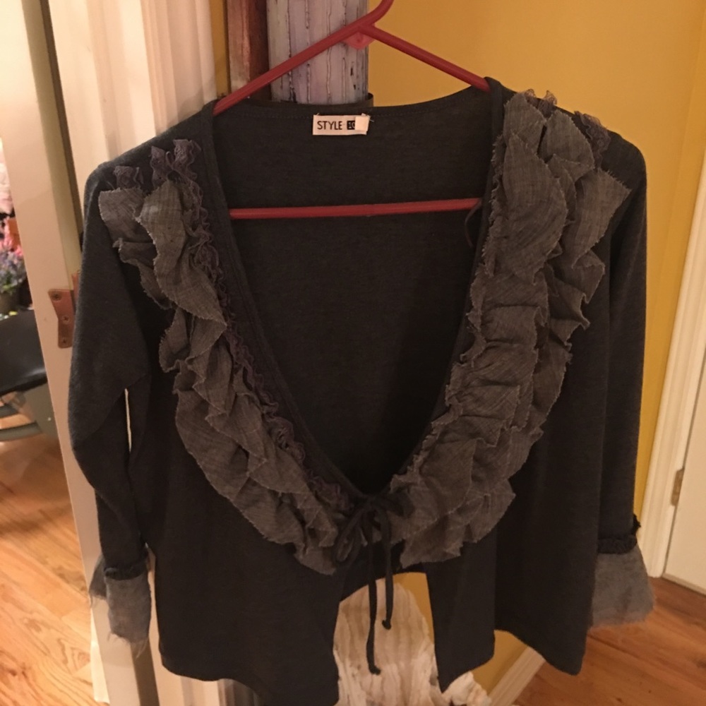 Style 101 gray vintage style wrap. Very cute