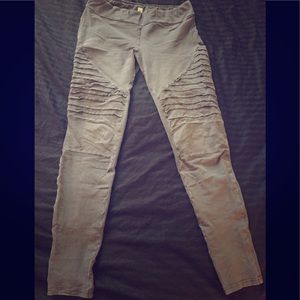 Gray textured leggings