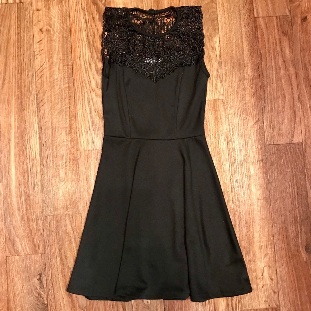 CR Sleeveless Lace Dress