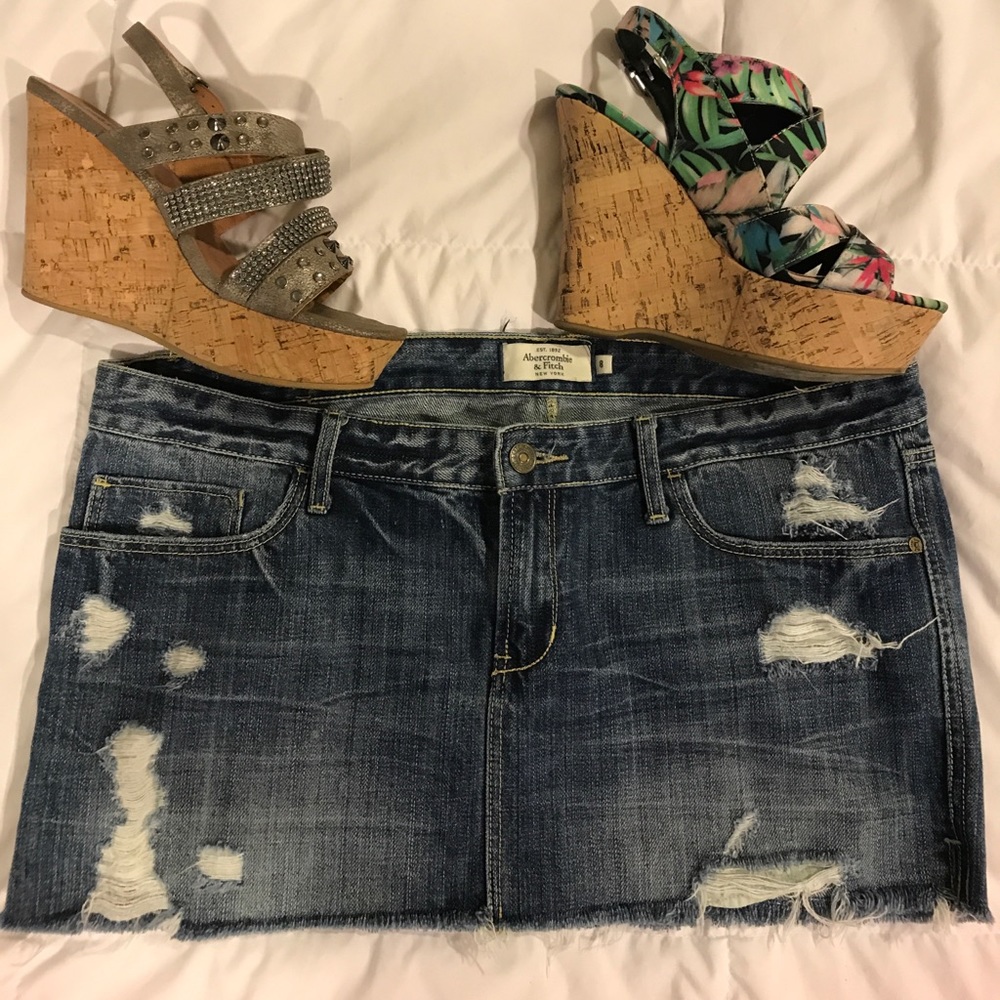 🤩 PRICE ⬇️❣️Abercrombie distressed denim skirt