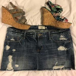 🤩 PRICE ⬇️❣️Abercrombie distressed denim skirt