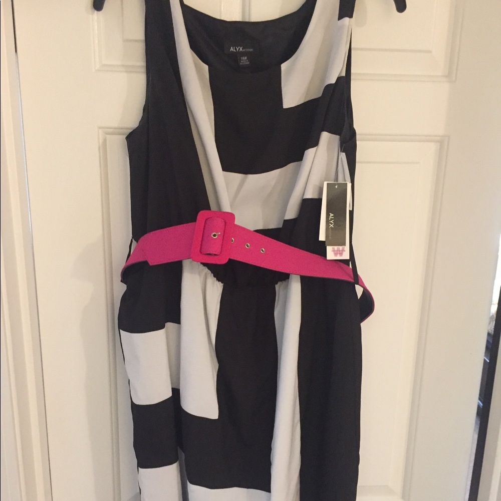 Black and White Sleeveless Geometric print dress