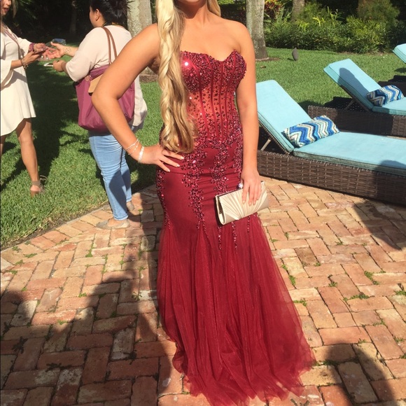 Mermaid style red prom dress - Picture 2 of 2