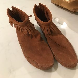 Minnetonka brown suede moccasins size 6.5.