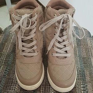 wedge tie up gym shoe