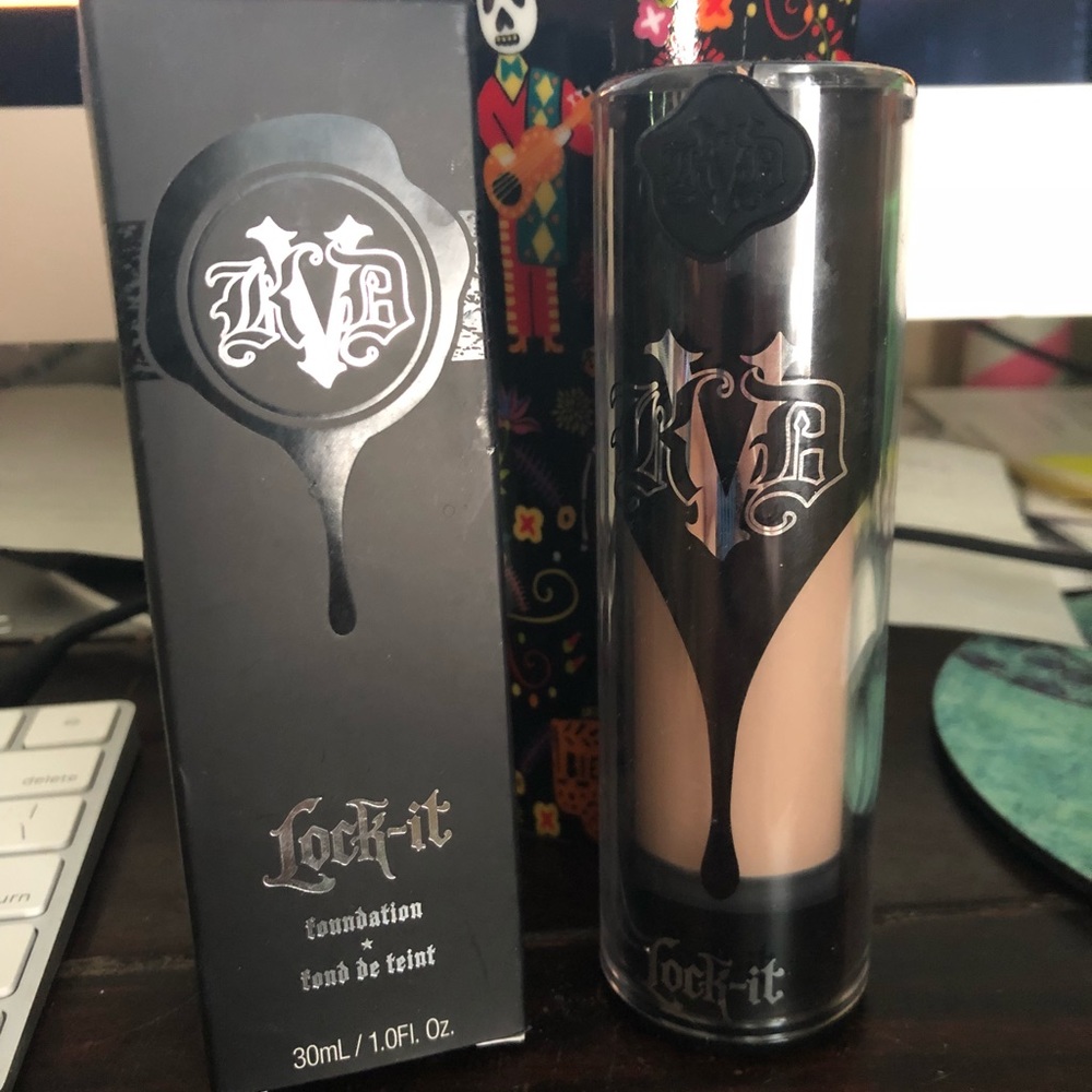 Kat von D light 44 cool lock-it foundation