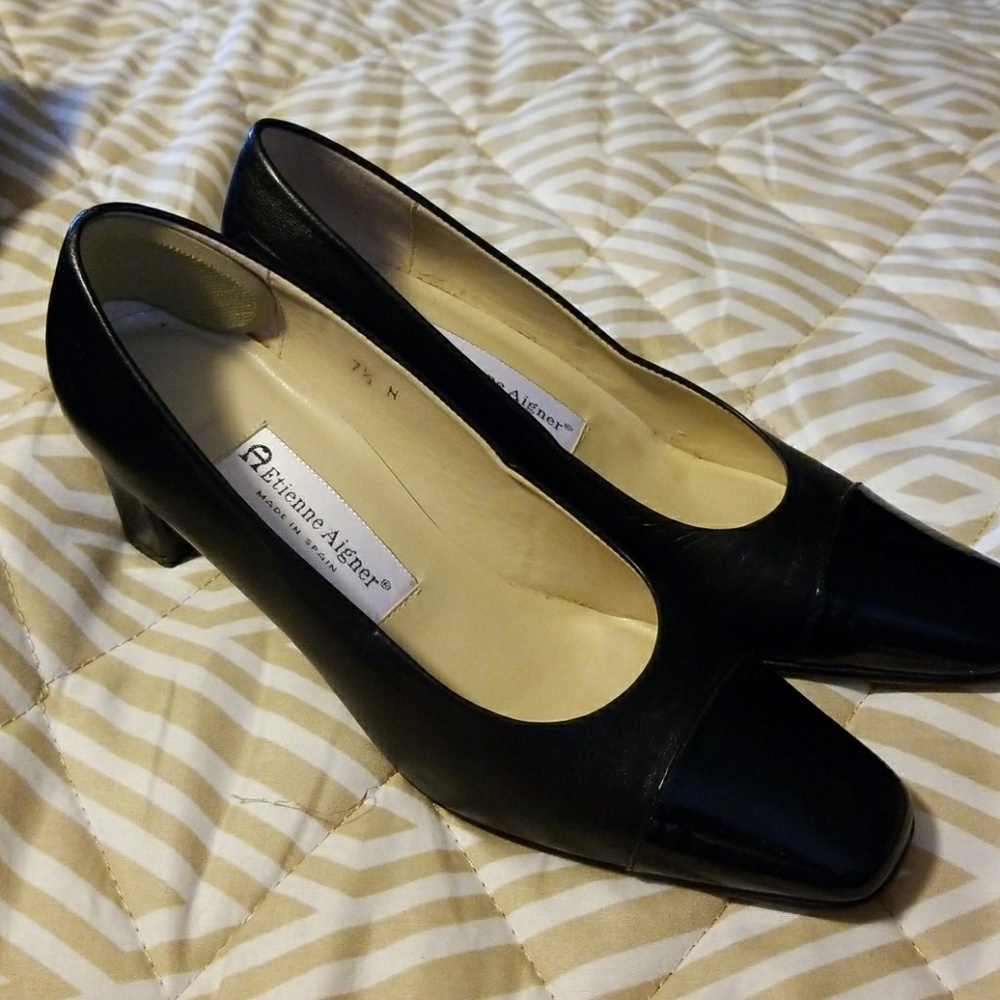 Black pumps
