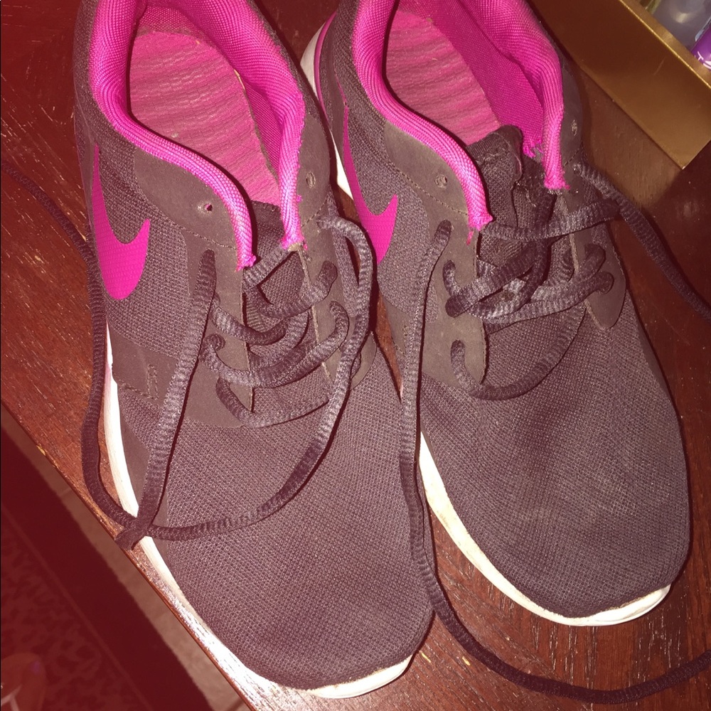 Nikes - Picture 3 of 3