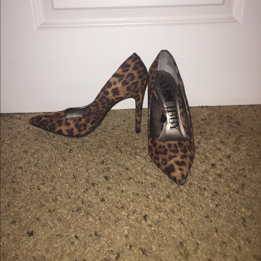 Leopard pointed toe heels
