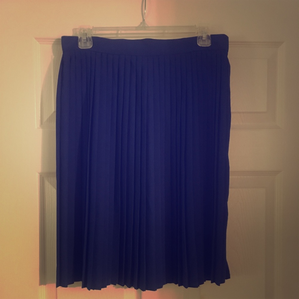 AMERICAN APPAREL PLEATED SKIRT!!!