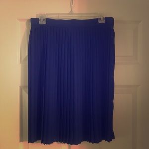 AMERICAN APPAREL PLEATED SKIRT!!!