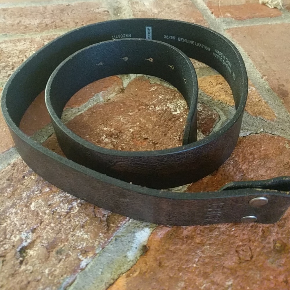Mens Levi's 38in. Brown leather belt.