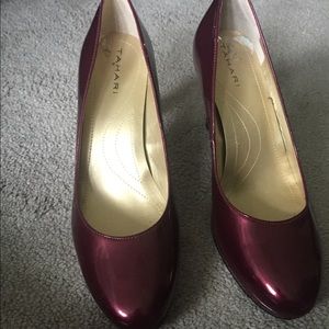 Tahari dress shoe