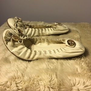 TORY BURCH WHITE AND GOLD TASSLE FLATS