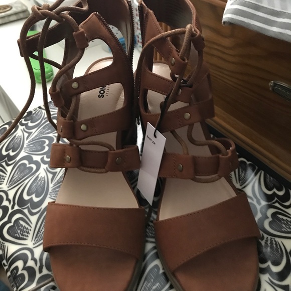 Sonoma Chunk Brown Heels - Picture 2 of 3