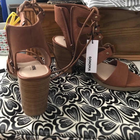 Sonoma Chunk Brown Heels - Picture 3 of 3