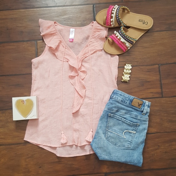 🎉HP🎉Pink Ruffle Top - Picture 2 of 5