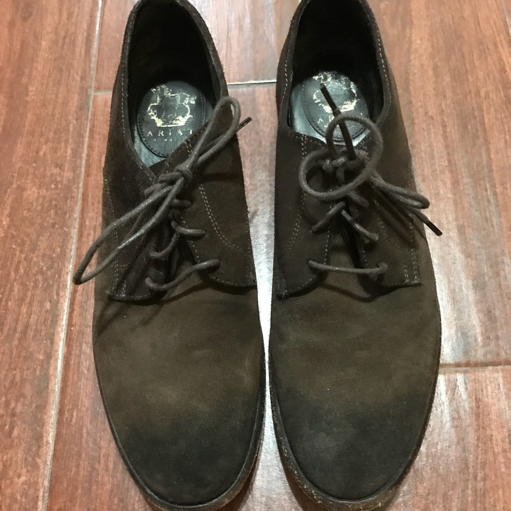 Women’s Ariat distressed sample shoes