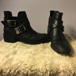 STEVE MADDEN LEATHER BOOTIES