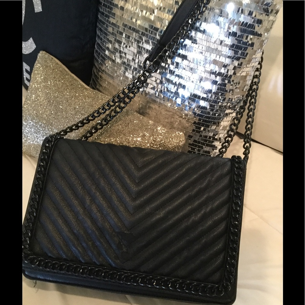 Black chain flap purse .