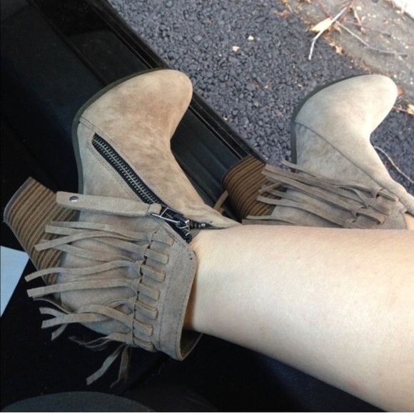 ❤️6 or 8❤️ Black Vegan Leather Suede Heel Booties - Picture 5 of 5