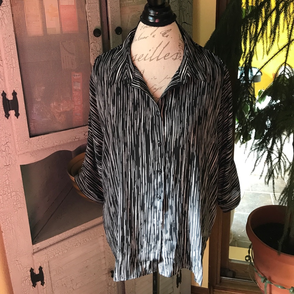 NWOT Peek a boo shoulder top