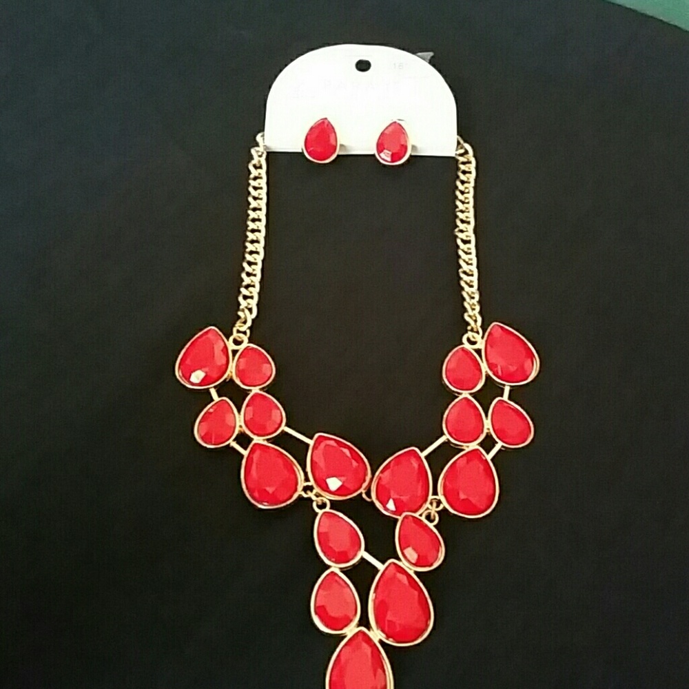 Neclace and pierced earrings teadrop