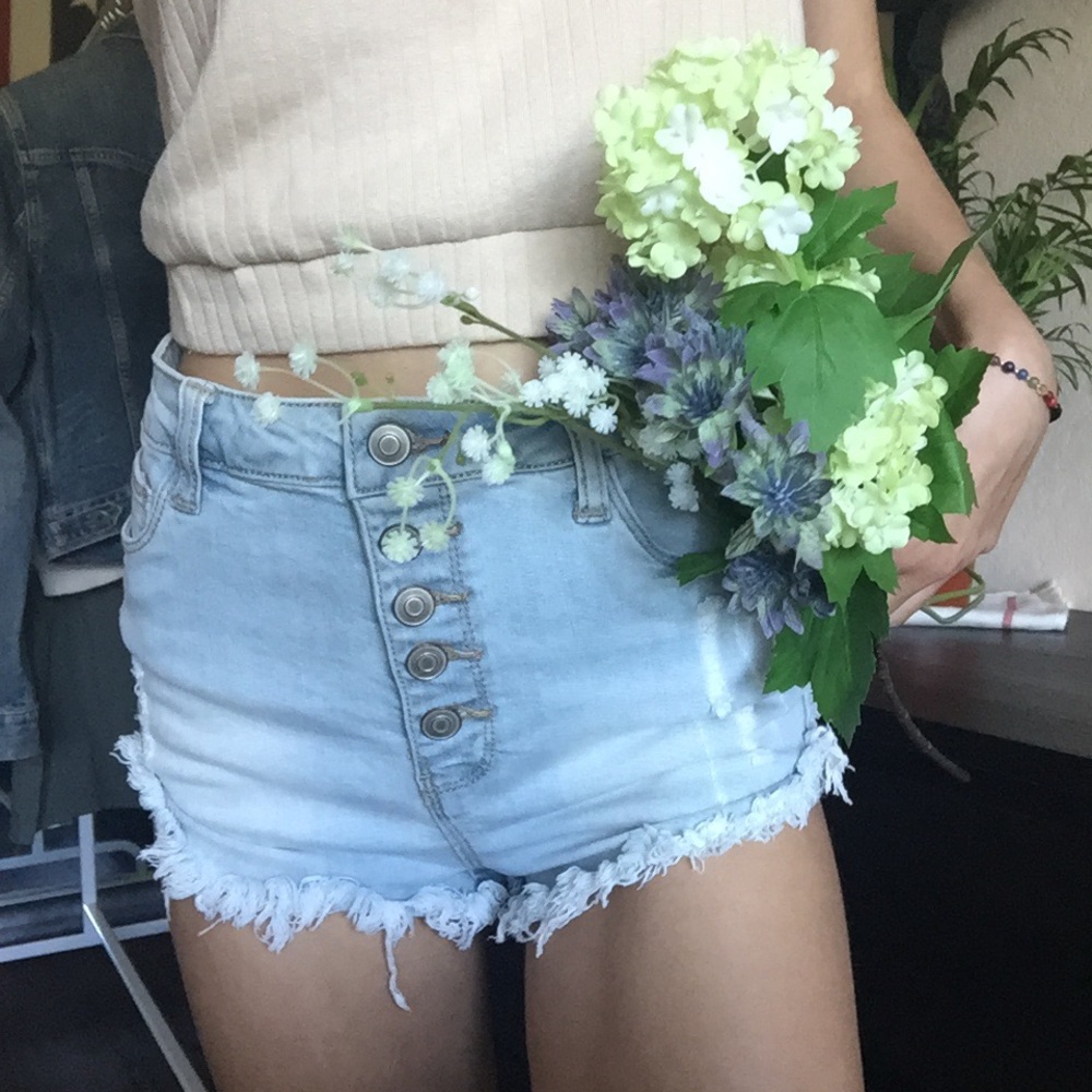 LIGHT WASH DISTRESSED JEAN SHORT!🌾🌼