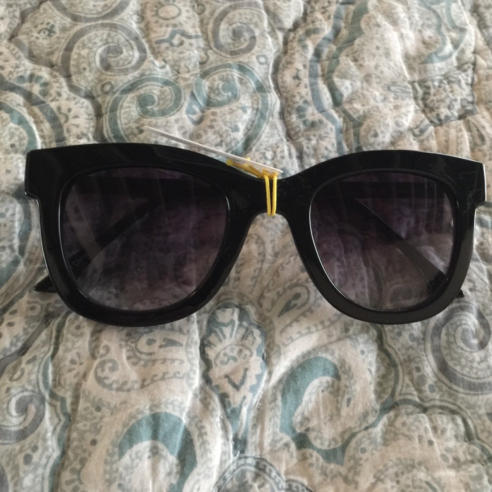 BCBG New With Tags Black Classic Sunglasses 😎