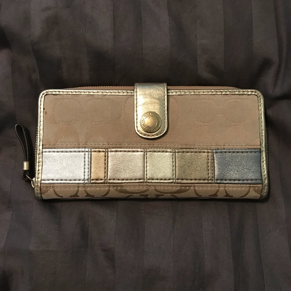 Coach wallet (authentic)