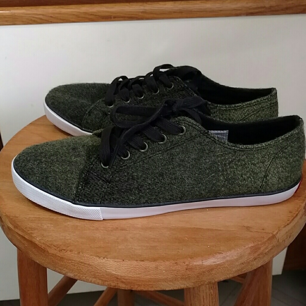 Woolrich sneakers size 7.
