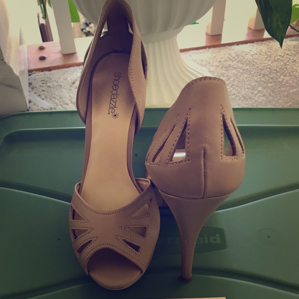 Nude peep toes pumps