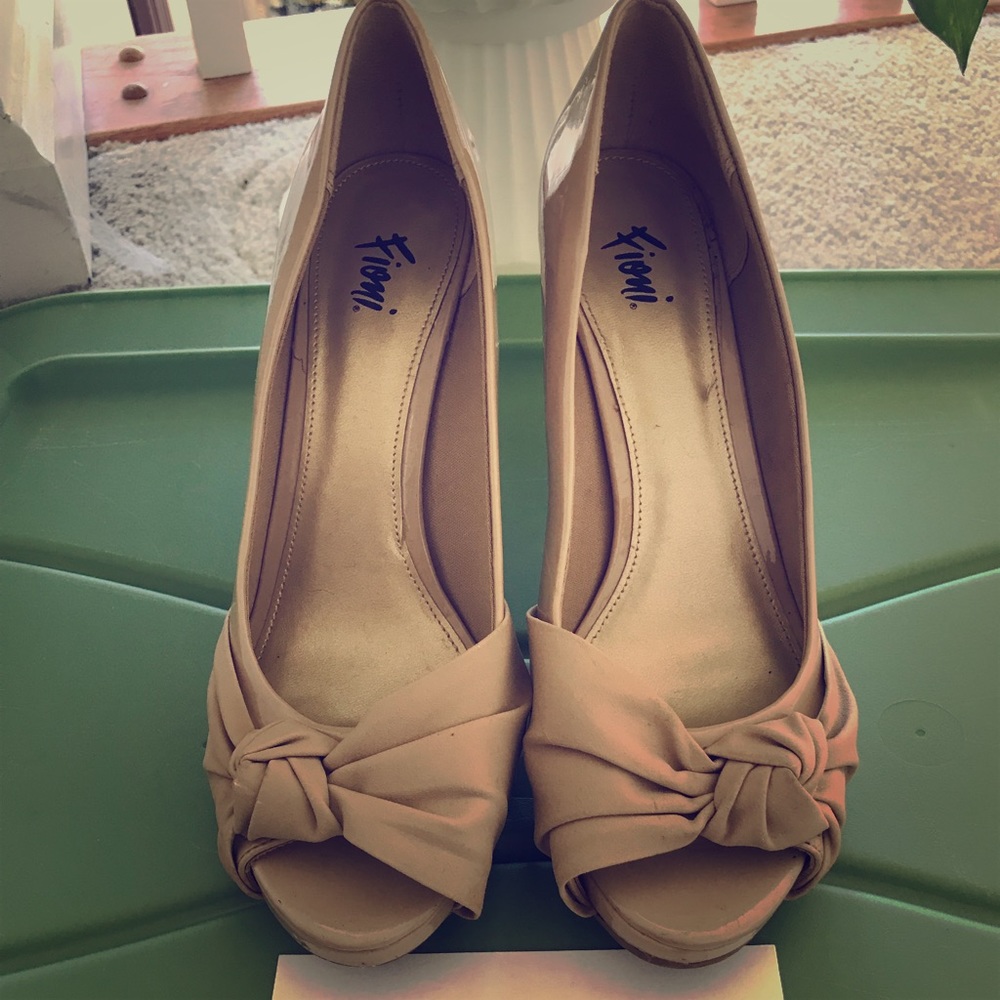 Nude peep toe pumps
