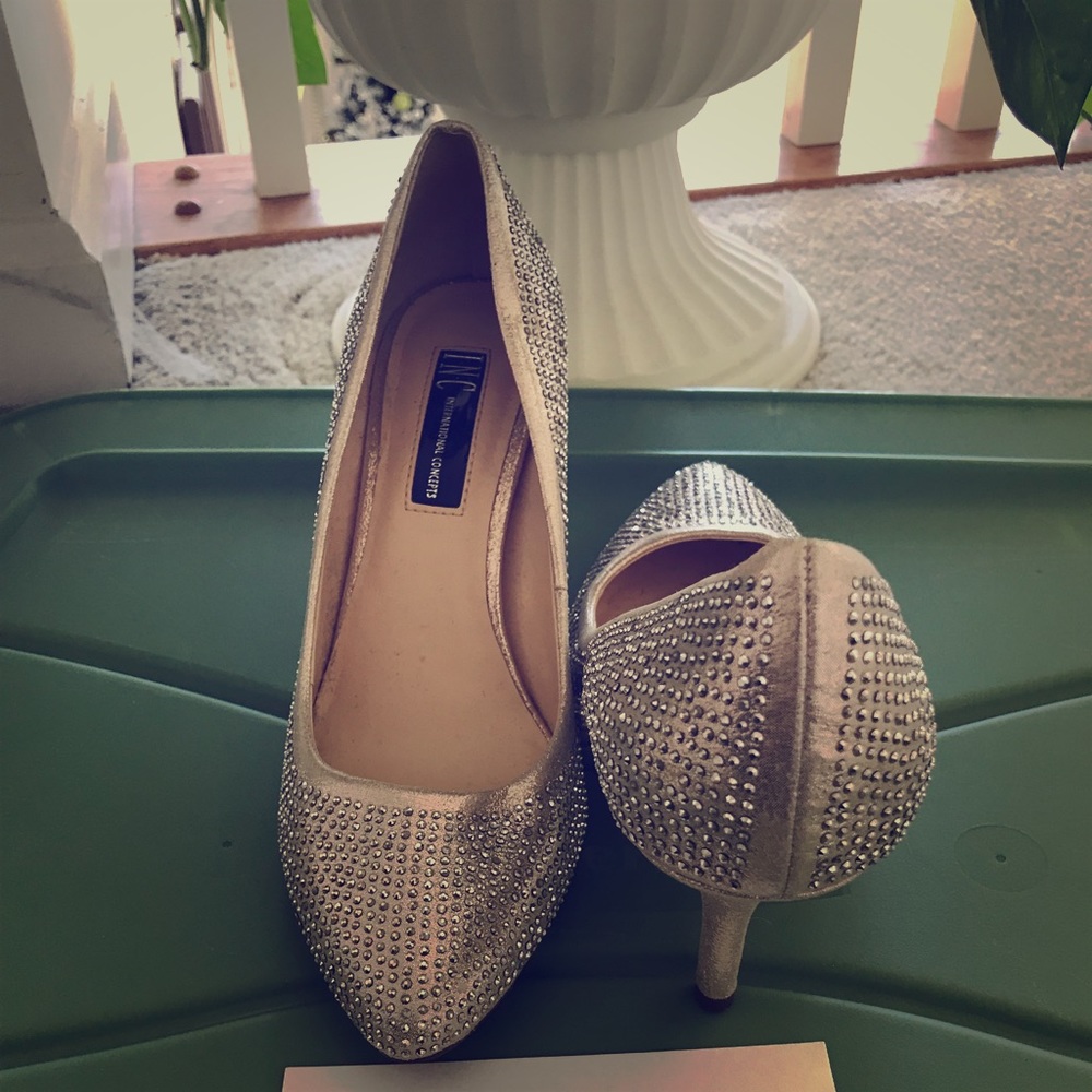 Sparkling crystal studded silver pump