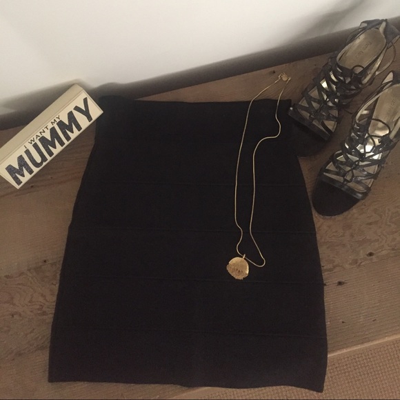 SALE 💵 discount 🎉😍 BCBG Black Skirt 🔥 - Picture 1 of 2