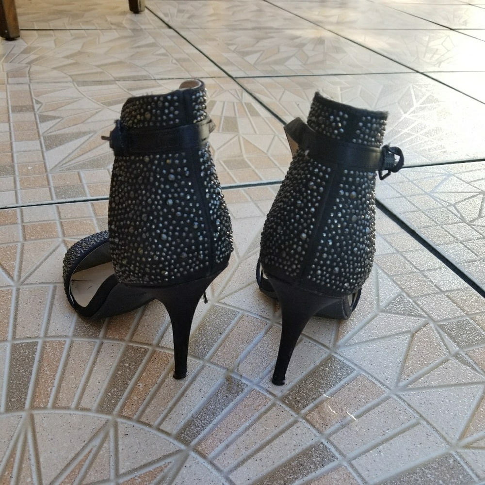 Heels - Picture 2 of 3